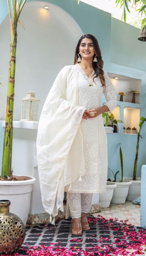 Safed Kashidakari Kurta Set