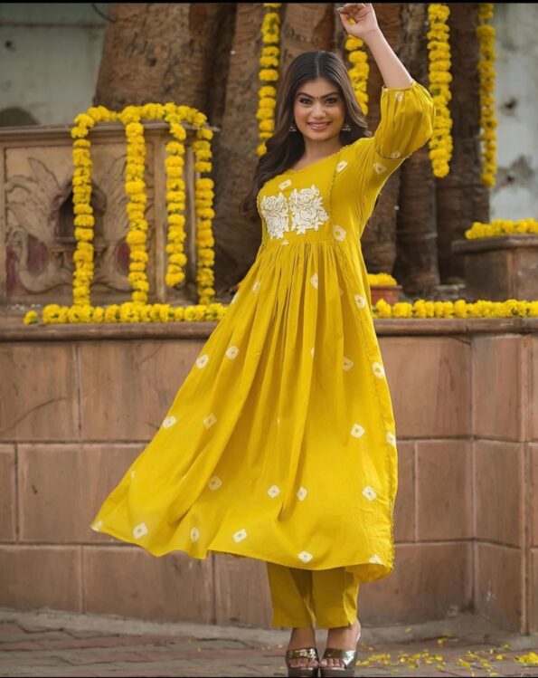 Pila Gher Suit Set With White Flower