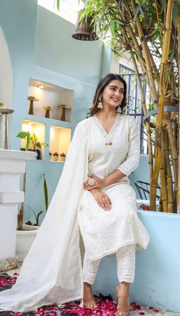 Safed Kashidakari Kurta Set