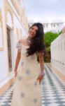 Cream Sleeveless Mirror Work Kurta Set with Floral Embroidery