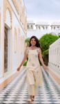 Cream Sleeveless Mirror Work Kurta Set with Floral Embroidery