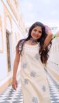 Cream Sleeveless Mirror Work Kurta Set with Floral Embroidery